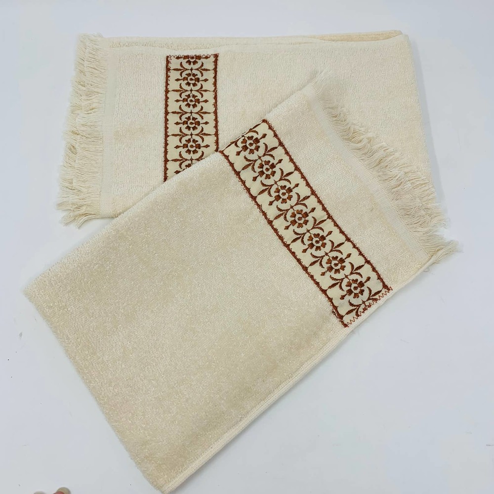 Royal Family by Cannon Hand Towel Embroidered Trim Lace Cream Set Of 2 NEW - Picture 1 of 2